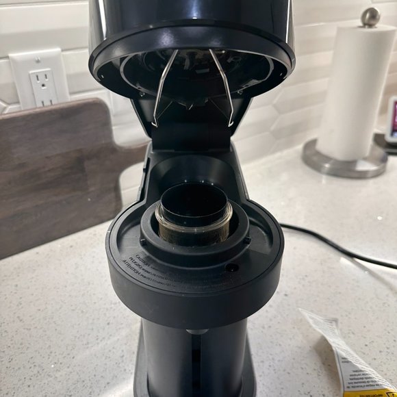 Nespresso Vertuo Next Coffee and Espresso Machine by De'Longhi, Limited Edition - Picture 3 of 8